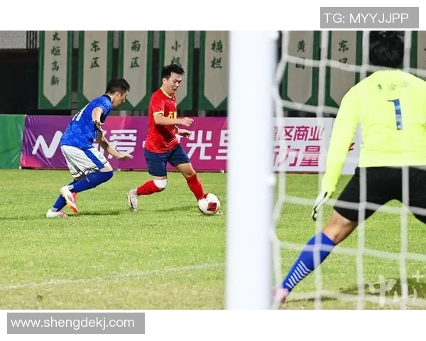 中外足球明星同台竞技展现绝技激情碰撞引发球迷热潮