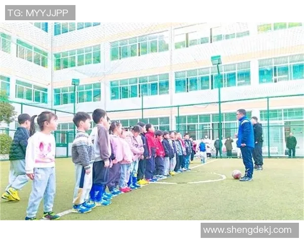 足球作业的乐趣与挑战探索如何在学习中提升足球技能与团队合作精神 足球作业的乐趣与挑战探索如何在学习中提升足球技能与团队合作精神