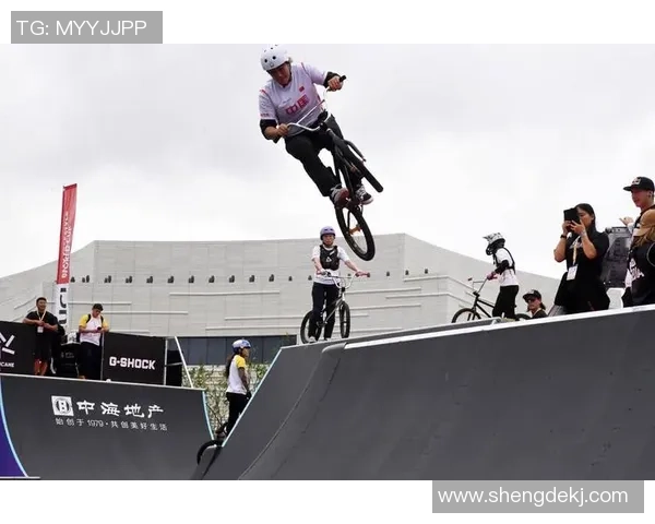 上海极限运动嘉年华滑板队灵活性展现精彩瞬间与竞技魅力 上海极限运动嘉年华滑板队灵活性展现精彩瞬间与竞技魅力