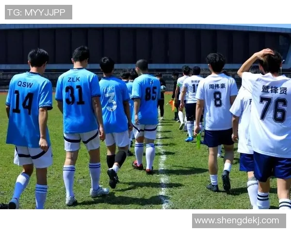 在绿茵场与篮球场上挥洒青春的汗水与激情 在绿茵场与篮球场上挥洒青春的汗水与激情