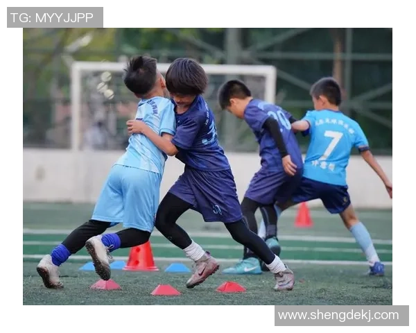 小龙在绿茵场上挥洒汗水与激情展现足球梦的成长之路 小龙在绿茵场上挥洒汗水与激情展现足球梦的成长之路