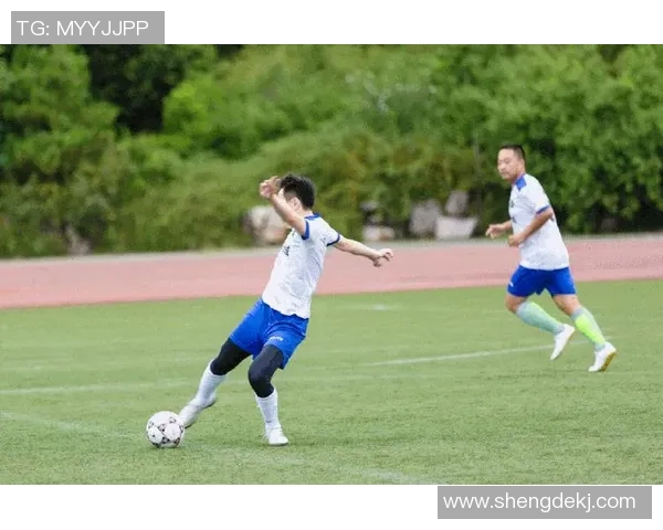 聊侃足球:深入分析各大联赛动态与球员表现的精彩讨论 聊侃足球:深入分析各大联赛动态与球员表现的精彩讨论