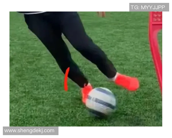 足球新手必看:提升灵活性的实用技巧与训练方法分享 足球新手必看:提升灵活性的实用技巧与训练方法分享